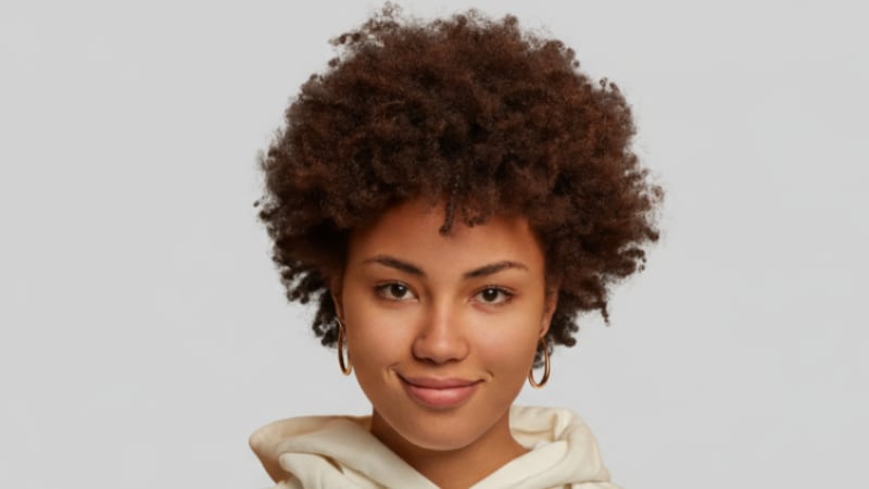 Gør opsætning af hormonspiral ondt? Billede af ung kvinde med afrohår