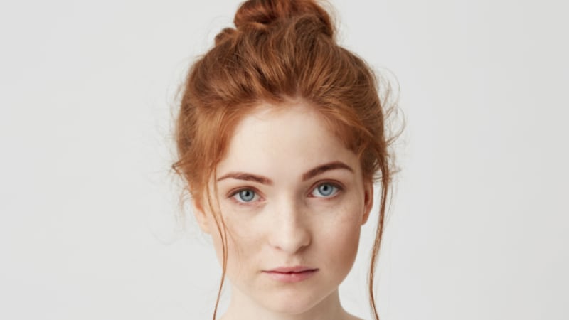 Er det normalt at have kraftige menstruationer? Billede af en ung kvinde med rødt hår