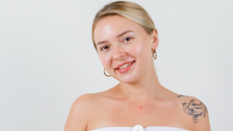 Du har glemt p-pillen Ung blond pige med skulder tattoo