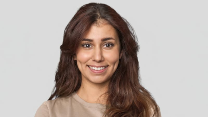 Du vil gerne være fertil igen Billede af ung kvinde som smiler og er mørkhåret