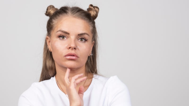 Træt af den daglige præventionsrutine? Billede af ung kvinde som har buns i håret, og ser undrende ud