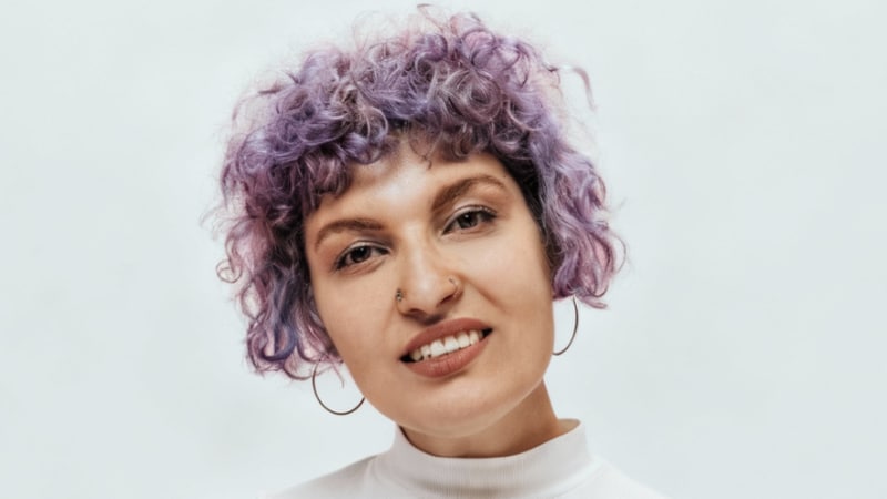 pige med lilla krøllet kort hår