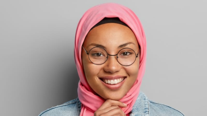 Du er træt af din daglige rutine mht. prævention Smilende pige med pink tørklæde